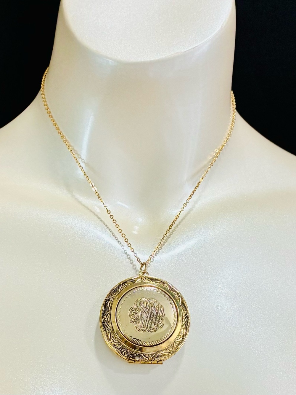 VTG Engraved Gold Photo Locket Medallion Necklace in Warm Gold Lightweight EUC